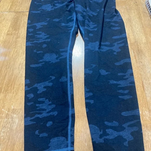 Beautiful lululemon leggings size 8 - Picture 3 of 3